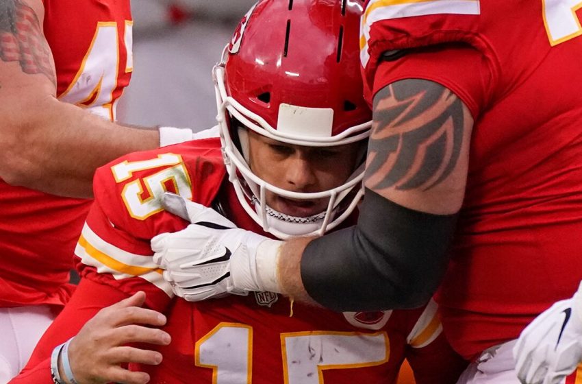  Chiefs’ Patrick Mahomes practices in limited capacity, remains in NFL’s concussion protocol