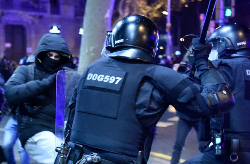  Violence Erupts In Barcelona On 5th Night Of Protests Over Jailed Rapper