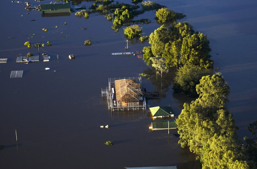  Australia Floods: 40,000 Evacuated, At Least 2 Dead