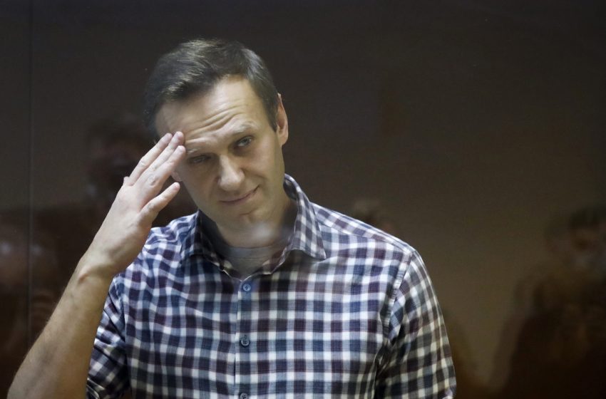  Kremlin Critic Navalny Says He Will End Prison Hunger Strike