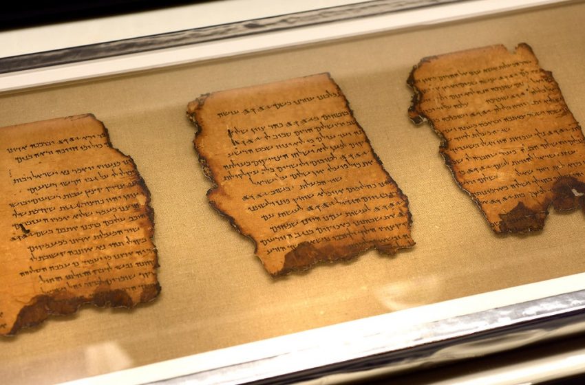  AI Helps Prove Two Scribes Wrote Text of a Dead Sea Scroll