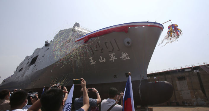  Taiwan Launches New 10,000-ton Missile-Wielding Amphibious Transport Ship