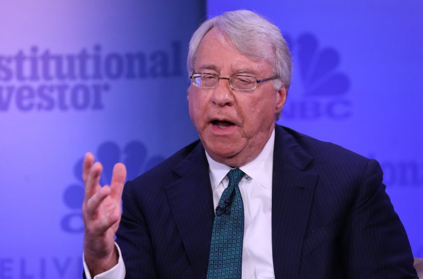  Jim Chanos says the market is entering risky phase and retail investors may be left holding the bag