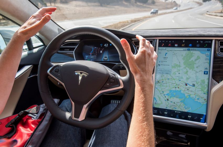  Tesla misleads customers about self-driving features, senators allege in request for FTC probe