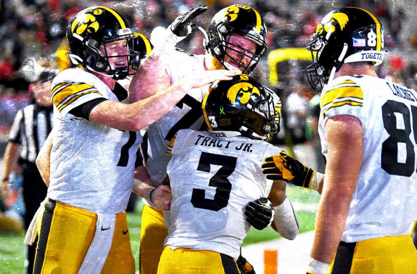 College football bowl projections: Iowa jumps into playoff with Oregon loss; Cincinnati still on outside