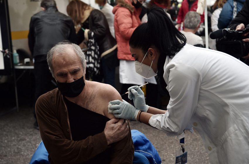  Greece imposes monthly fines of 100 euros on the over-60s who refuse a Covid vaccine