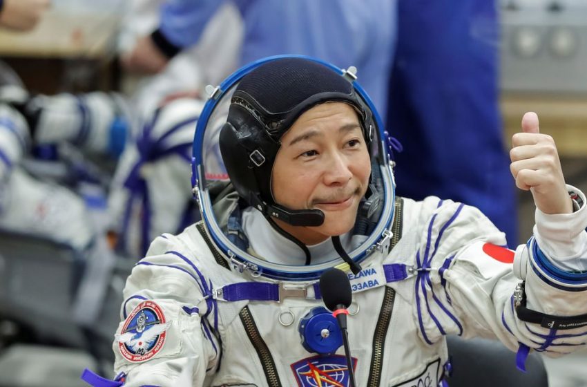  Japanese billionaire Maezawa blasts off into space