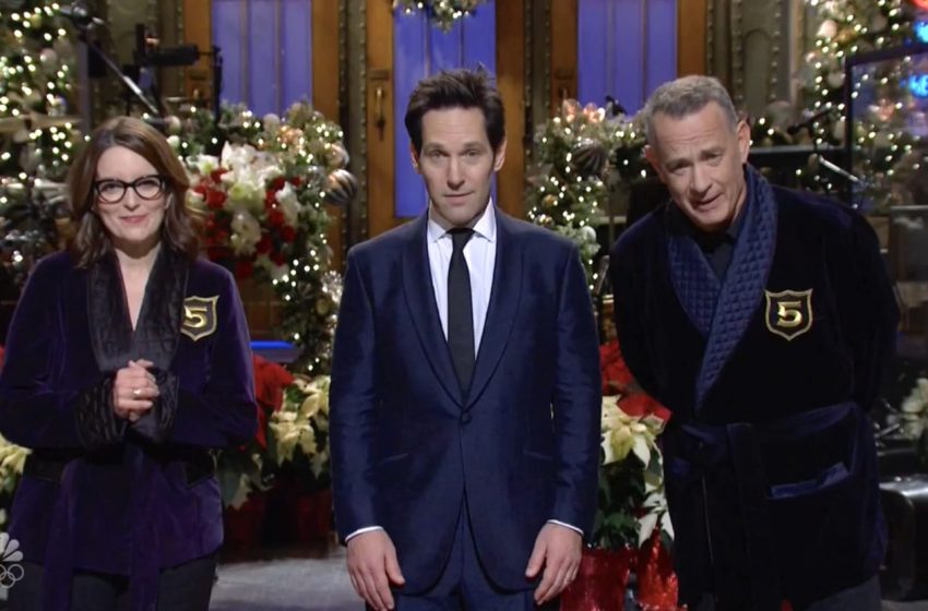  Tom Hanks and Tina Fey Rescue SNL’s COVID-Stricken 2021 Finale