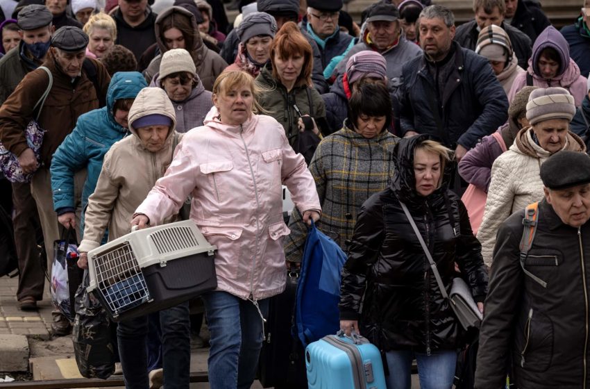 Thousands try to flee eastern Ukraine as Russia refocuses attacks on east and south; U.S., EU to impose new sanctions