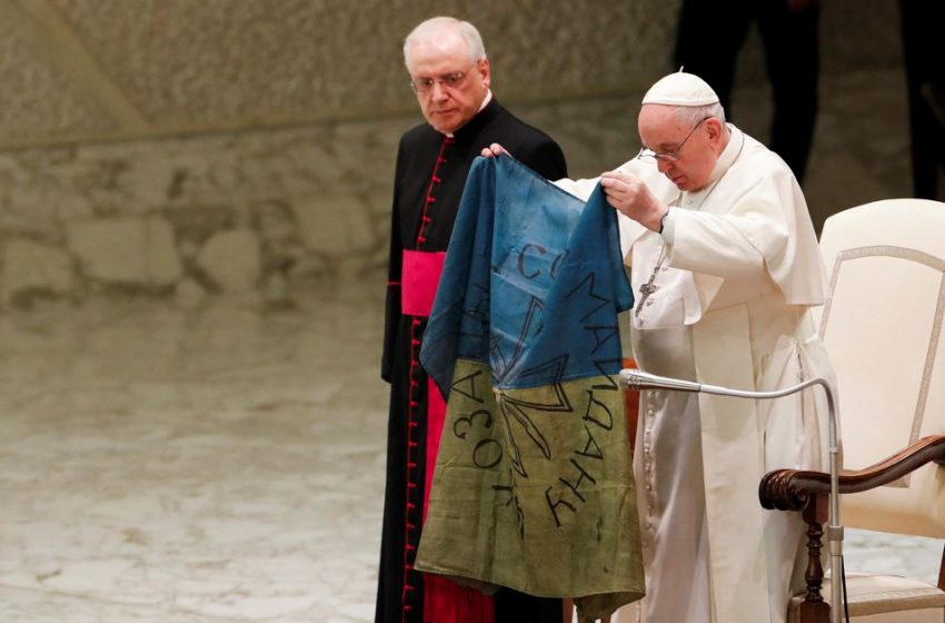  Pope kisses Ukrainian flag, condemns ‘the massacre of Bucha’