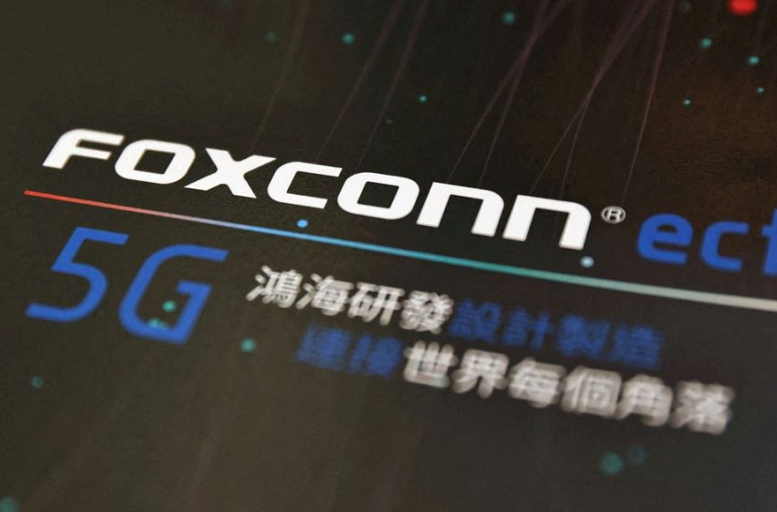  Taiwan weighs fining Foxconn over China chip investment
