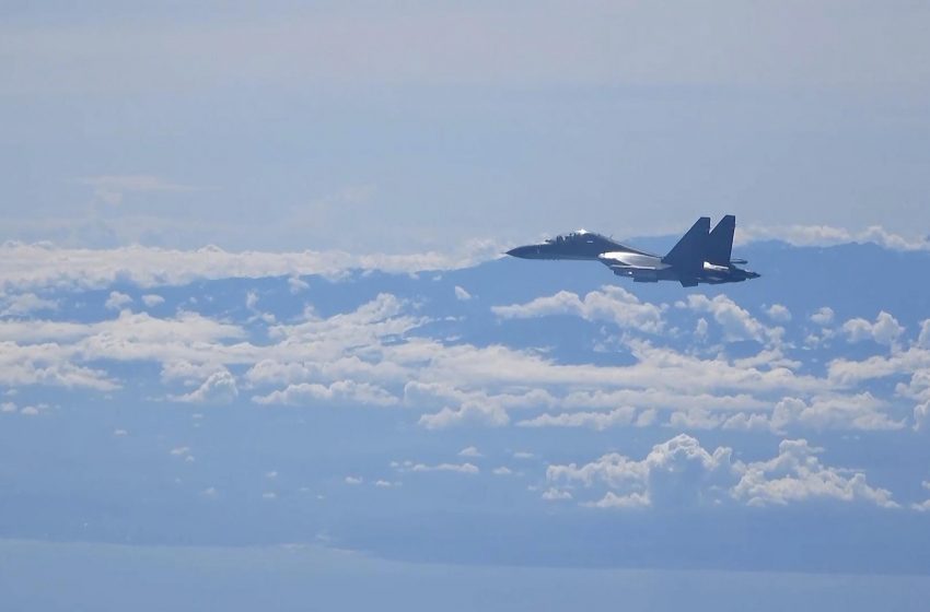  Taiwan says China military drills appear to simulate attack