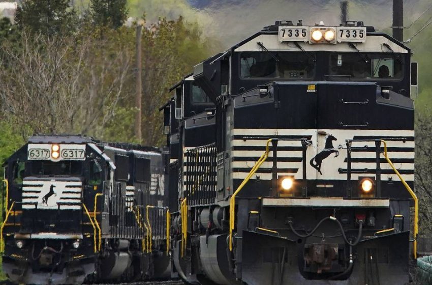  Amtrak begins canceling trips as a freight railroad strike deadline approaches