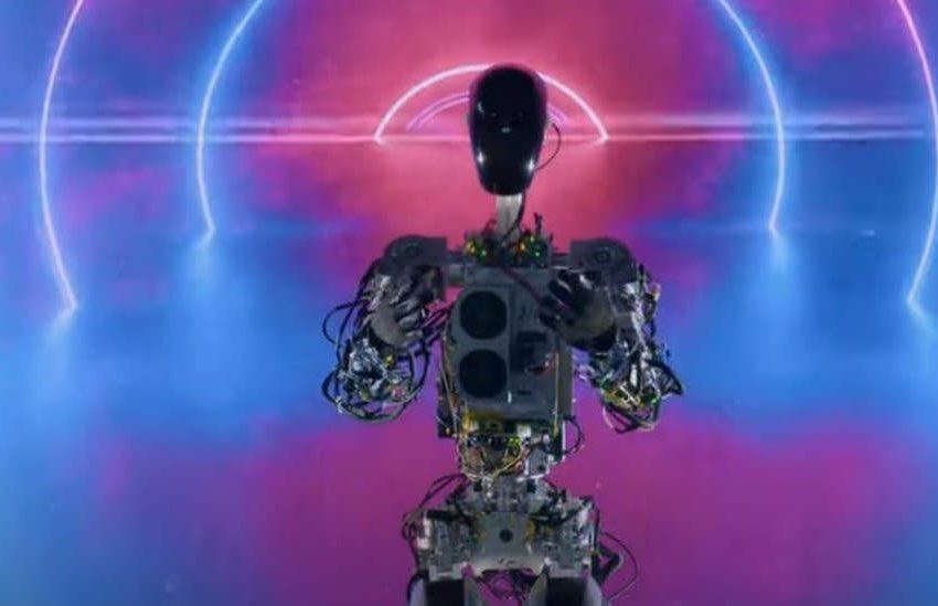  Tesla boss Elon Musk presents humanoid robot Optimus