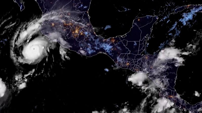  Hurricane Roslyn makes landfall in Mexico as a major Category 3 storm