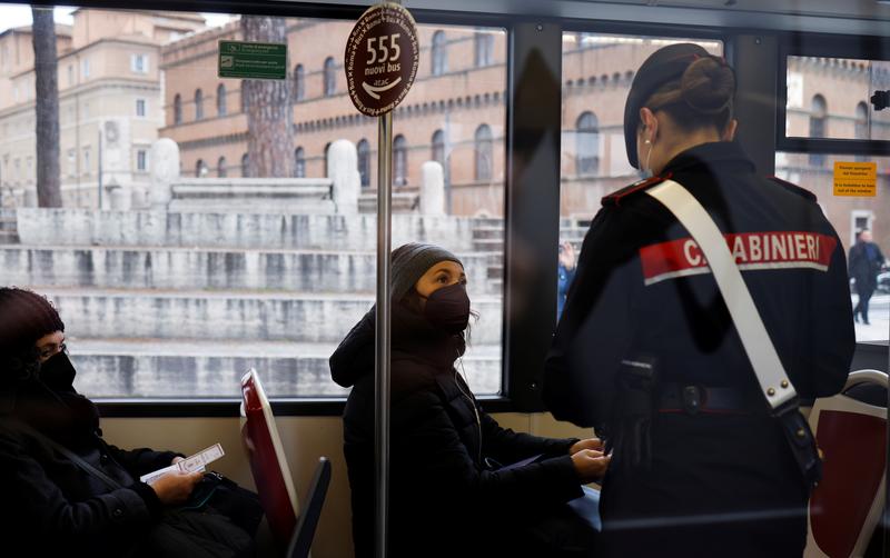 Italy drops COVID-19 face mask rule for public transport