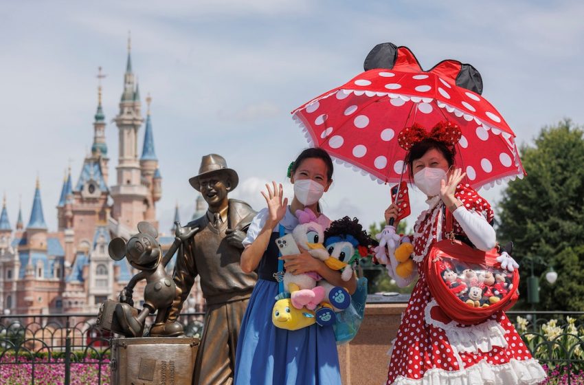  Shanghai Disneyland shuts down over COVID-19 safety measures, visitors reportedly unable to leave park