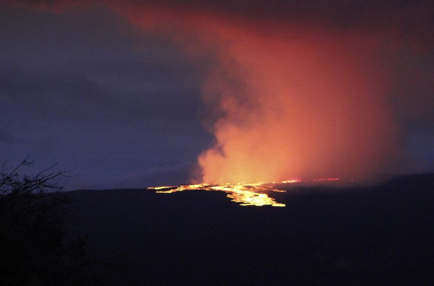  Hawaii’s Mauna Loa volcano starts erupting: Live updates