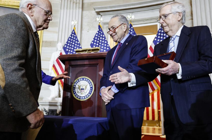  Family of fallen Capitol Police officer refuses to shake hands with McCarthy, McConnell at medal ceremony