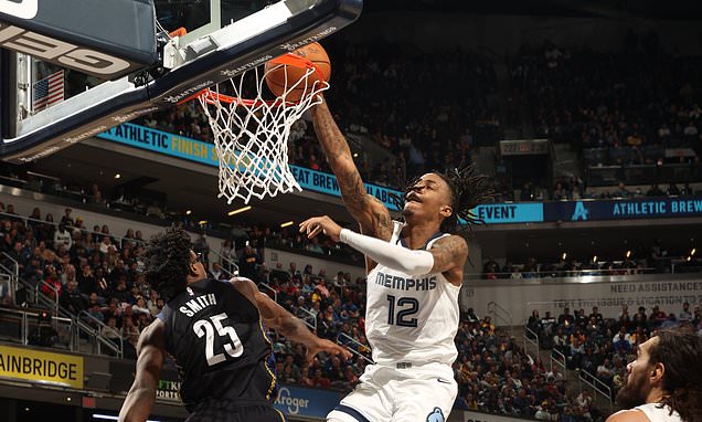  Ja Morant leaves his Memphis Grizzlies teammates STUNNED with one-handed slam dunk