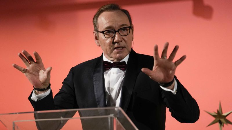  Kevin Spacey collects award, lauds museum for having ‘the guts’ to recognize him