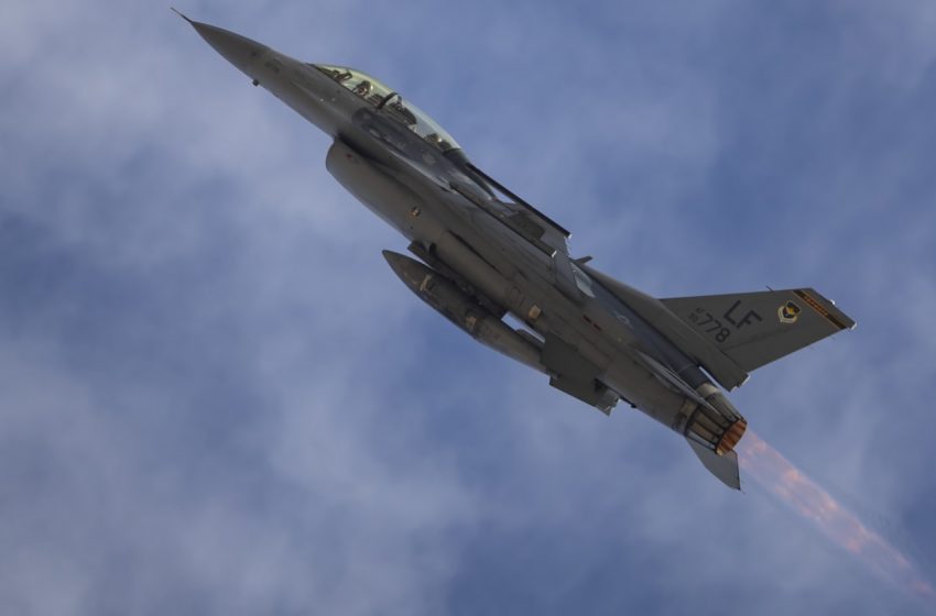  An AI Successfully Flew an F-16 Fighter Jet for 17 Hours