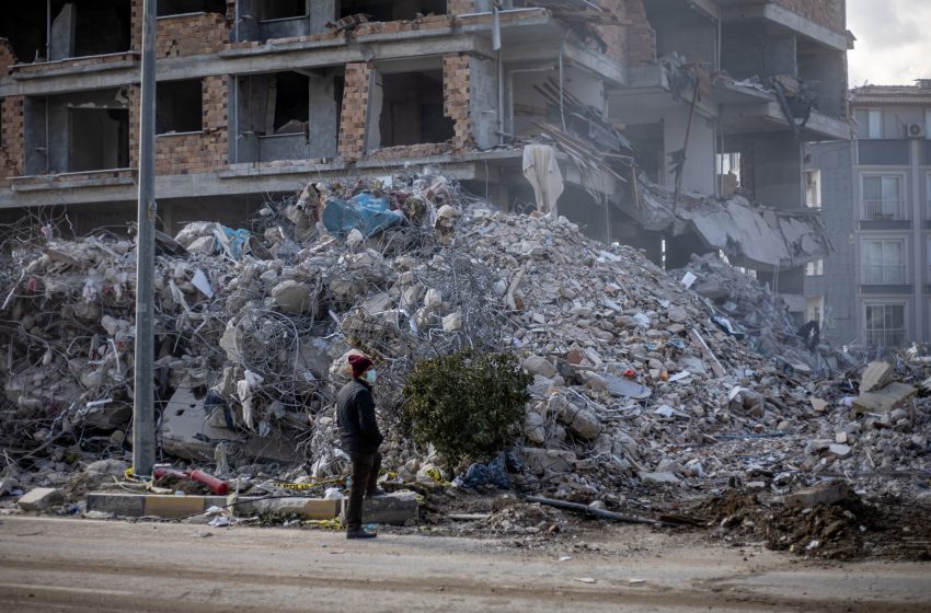  Top US diplomat visits Turkey quake zone; pledges $100m in aid