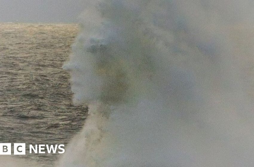  Photographer captures ‘face’ in breaking wave at Roker