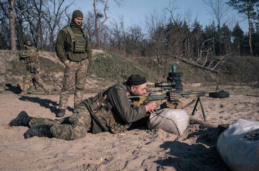  Ukraine short of skilled troops and munitions as losses, pessimism grow