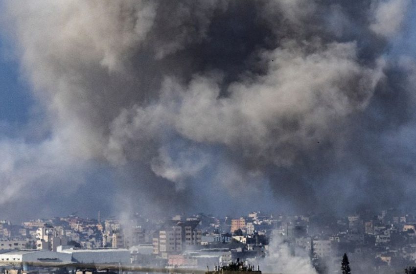  Palestinian officials say Israeli air strikes hit Gaza hospitals