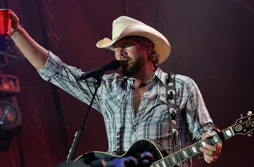  Oklahoma honors Toby Keith, an avid Sooners fan, with heartfelt tribute before basketball game
