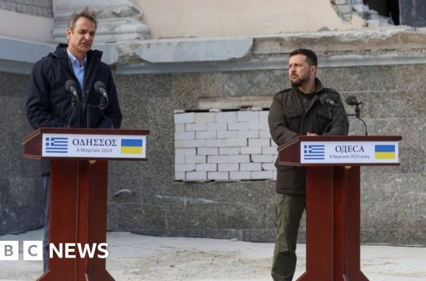  Ukraine war: Explosions hit Odesa as Zelensky meets Greek PM