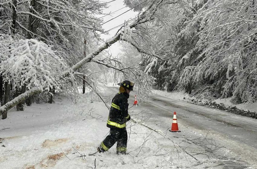  Nor’easter lashes Maine with heavy snow, high winds