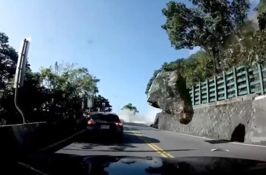  Harrowing moment Taiwan earthquake triggers rockslide, crushing vehicles